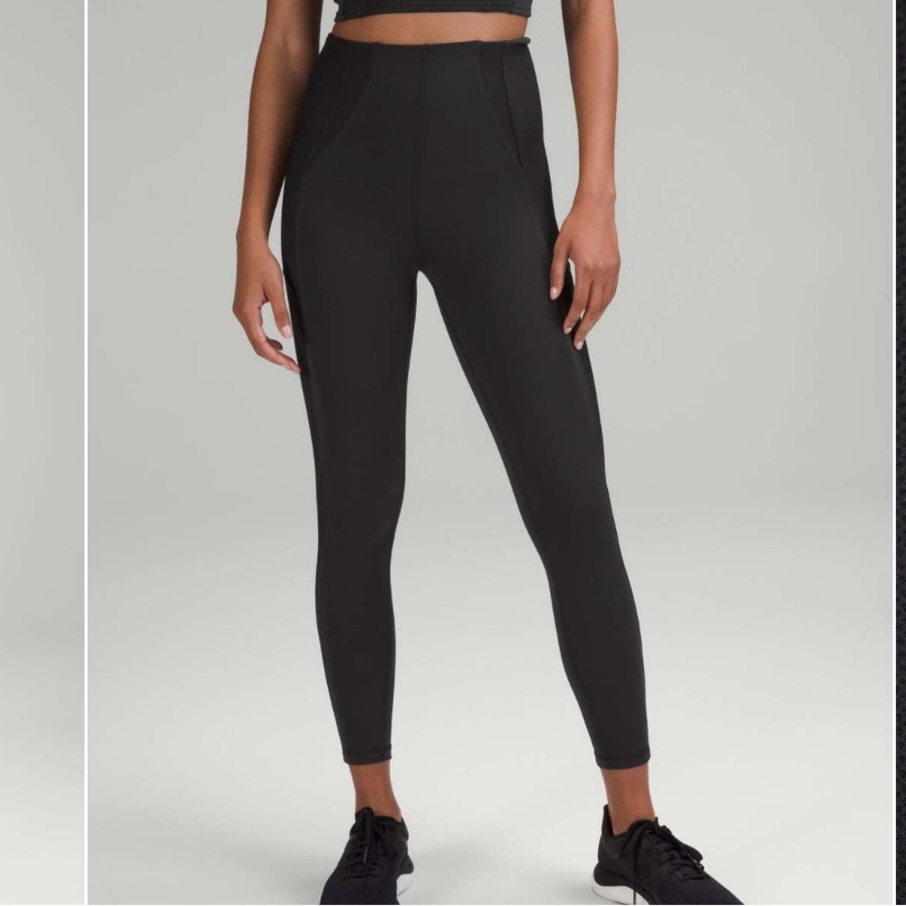 Lululemon Everlux Mesh Super-High-Rise Training Tight
Black Size 0  /25’